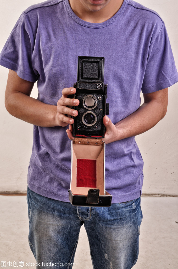 怀旧影像 记录时光的男人与他的老摄影摄像服务